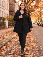 Wasserabweisende Kapuzenjacke in schwarz mit Tunnelzug, Outdoor-Styling mit aufgesetzter Kapuze