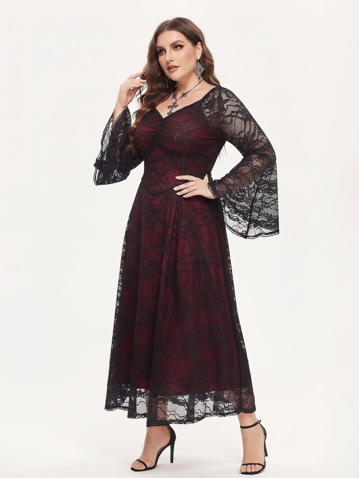 Maxikleid aus Spitze mit V-Ausschnitt und Trompetenärmeln, Dreiviertelansicht von vorn