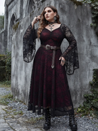 Maxikleid aus Spitze mit V-Ausschnitt und Trompetenärmeln, Gothic-Styling im Freien