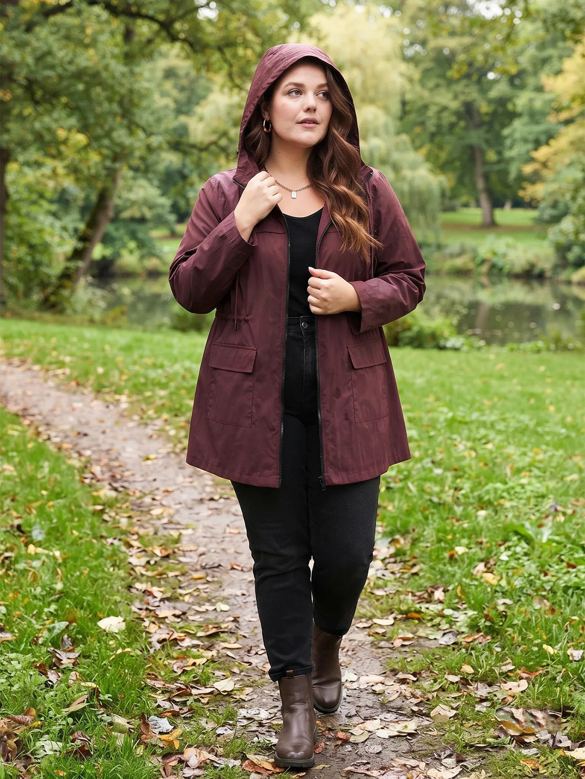 Wasserabweisende Kapuzenjacke in bordeauxrot mit Tunnelzug, Outdoor-Styling mit aufgesetzter Kapuze