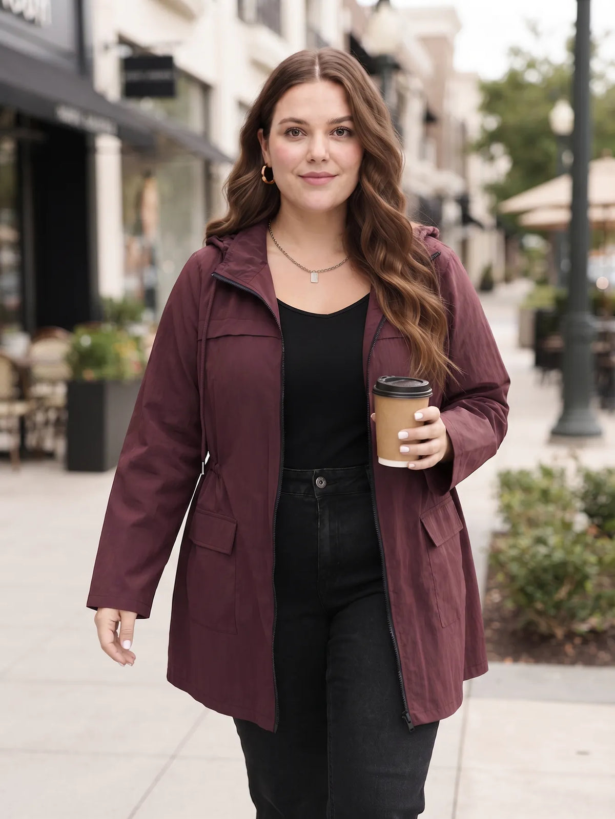 Wasserabweisende Kapuzenjacke in bordeauxrot mit Tunnelzug, Outdoor-Styling beim Wandern