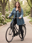 Wasserabweisende Kapuzenjacke in Rauchblau mit Tunnelzug, Styling beim Radfahren